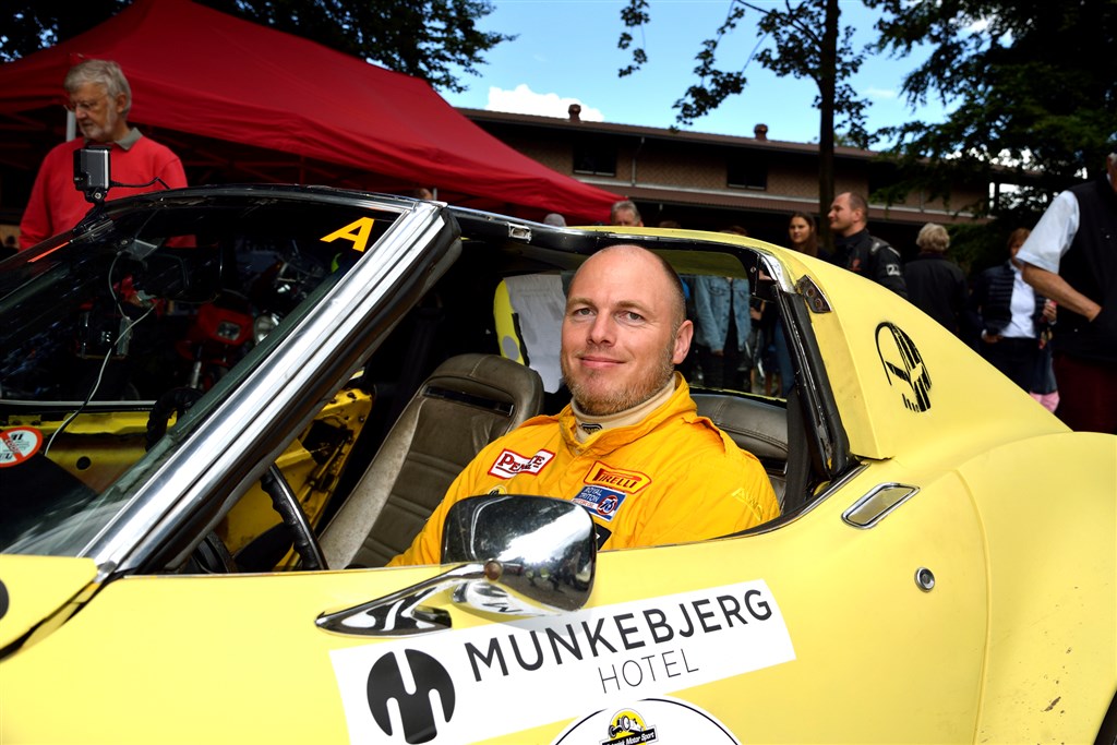 I gruppen af biler, der hverken er helt gamle eller blandt de nyeste, finder man Severin Skallerup fra Jelling i denne flotte Chevrolet Corvette fra 1968.
(Foto: Intercom)